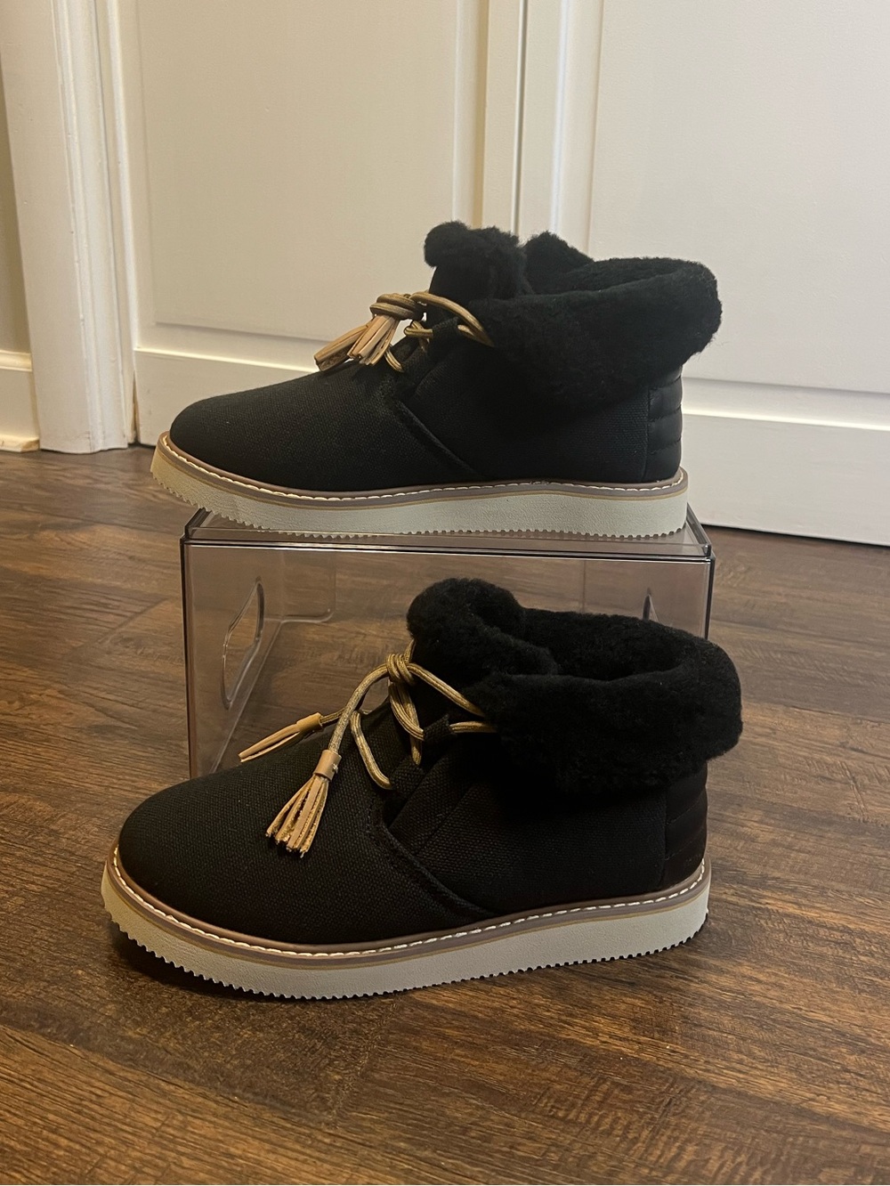 Sanuk Women’s Cozy Vibe Mid Sl Black Faux Fur Ankle Boots w/ Tan Tassels Size 7
